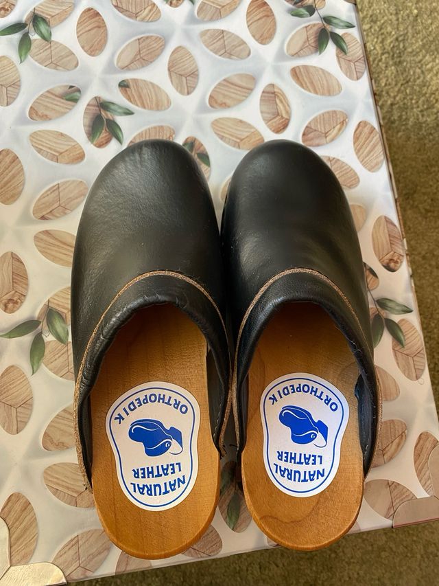 Zuecos cuero y madera