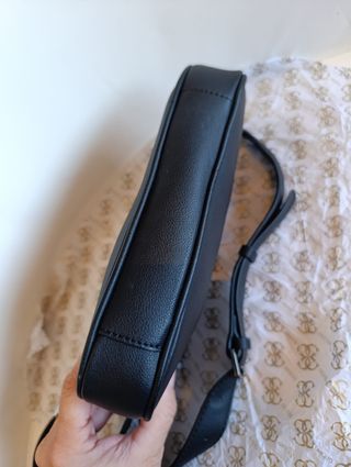 Bolso Guess minimalista con bandolera 