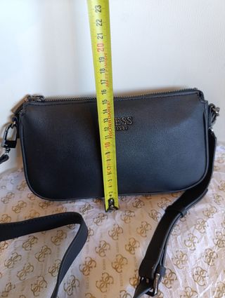 Bolso Guess minimalista con bandolera 