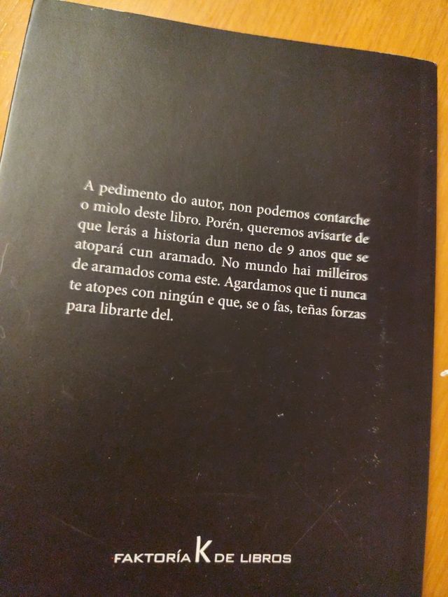 O neno do pixama de raias