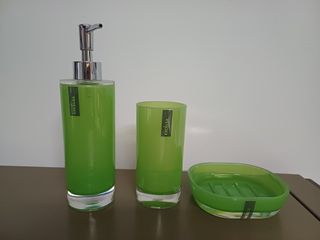 Tris bagno (dispenser, spazzolini e porta sapone)