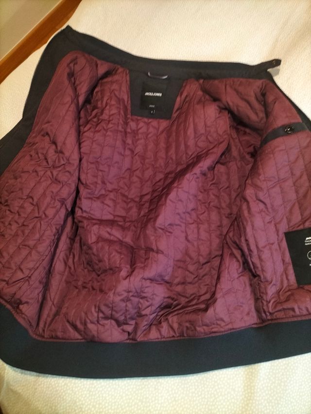 Cazadora azul oscuro..