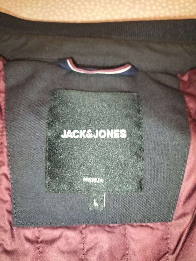 Cazadora azul oscuro..