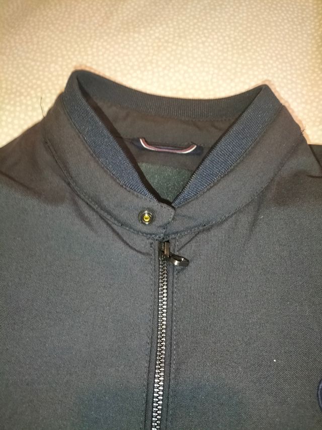 Cazadora azul oscuro..