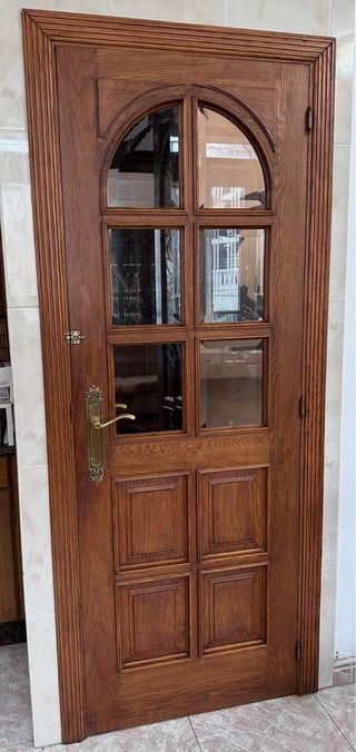 Puerta madera castaño con cristal y marco