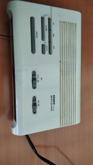 Radio despertador blanco FM- AM con cable y pilas.