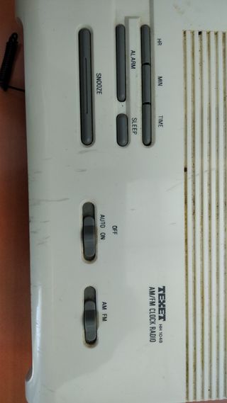 Radio despertador blanco FM- AM con cable y pilas.