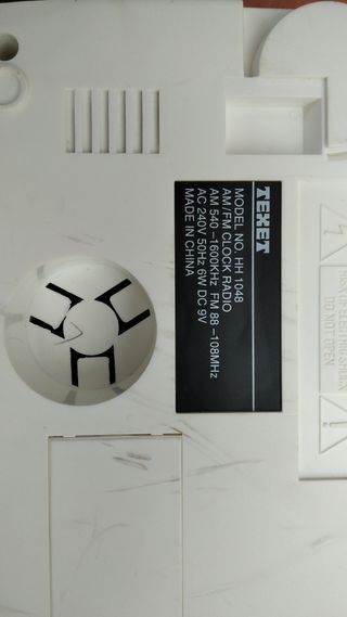 Radio despertador blanco FM- AM con cable y pilas.