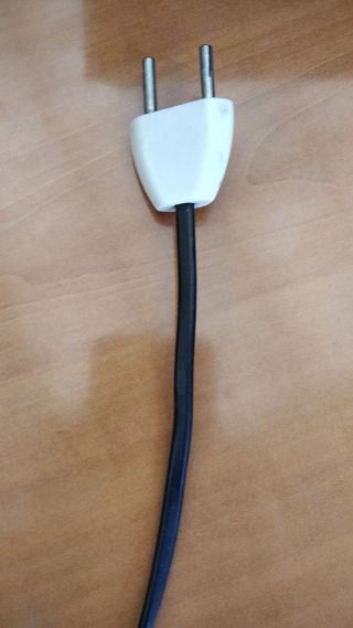 Radio despertador blanco FM- AM con cable y pilas.