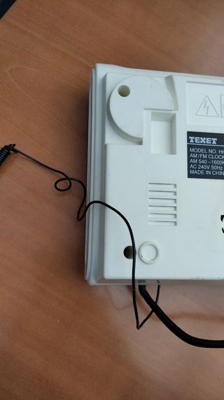 Radio despertador blanco FM- AM con cable y pilas.