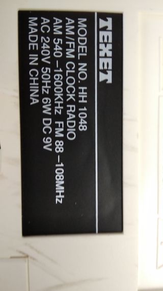 Radio despertador blanco FM- AM con cable y pilas.