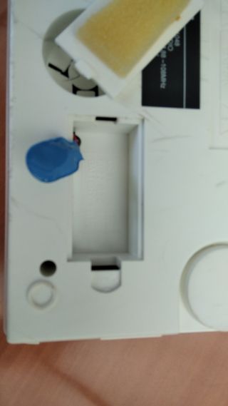 Radio despertador blanco FM- AM con cable y pilas.