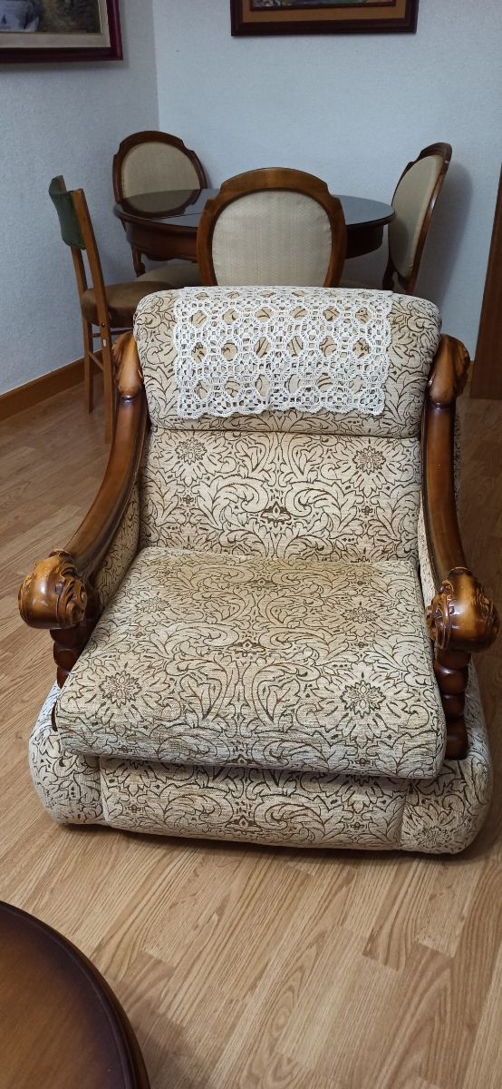 Sillón señorial madera labrada y terciopelo