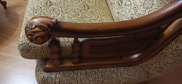 Sillón señorial madera labrada y terciopelo