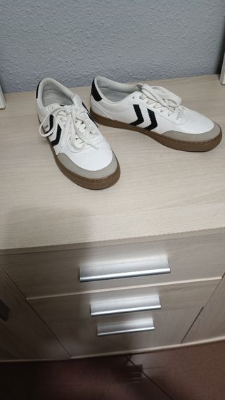 Zapatillas deportivas Hummel.