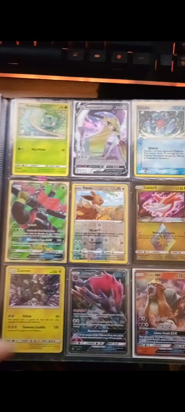 Colección de cartas Pokemon variadas y raras.
