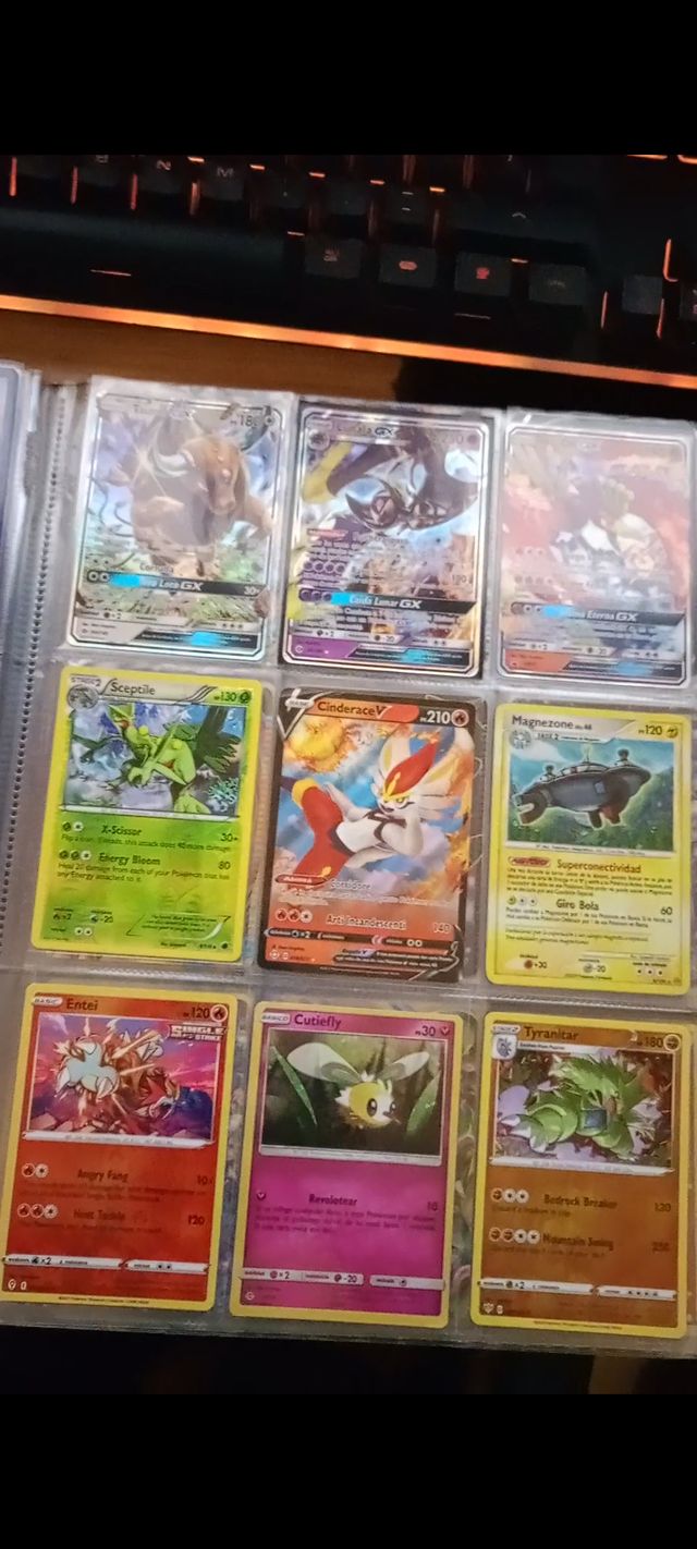 Colección de cartas Pokemon variadas y raras.