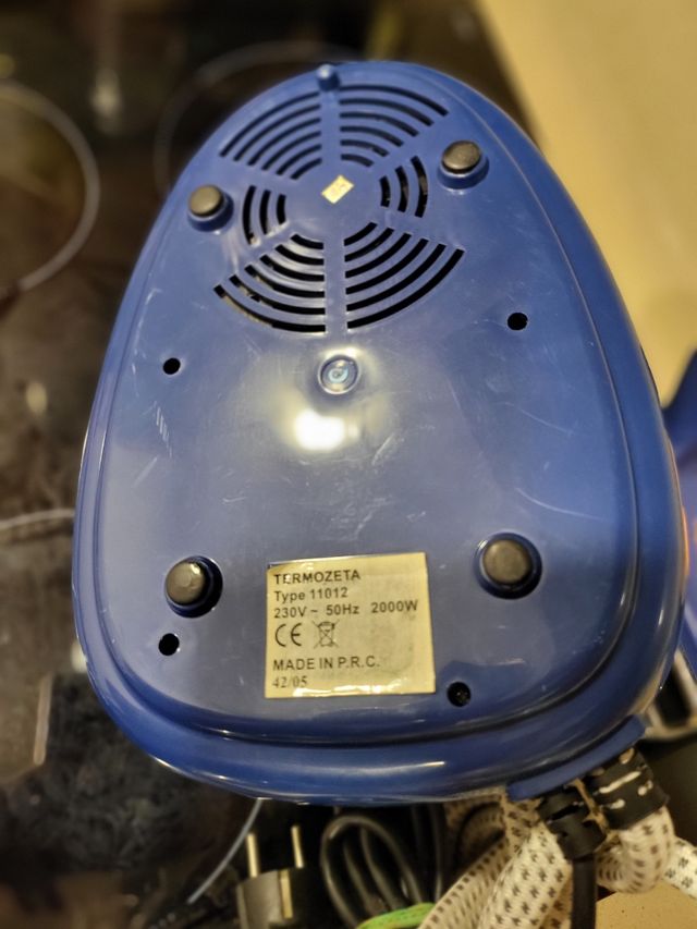 Centro de planchado con embudo para el agua