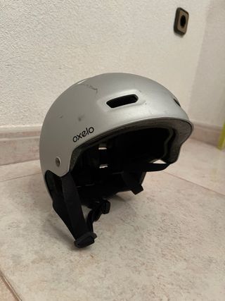 skate de plástico colorido y casco gris