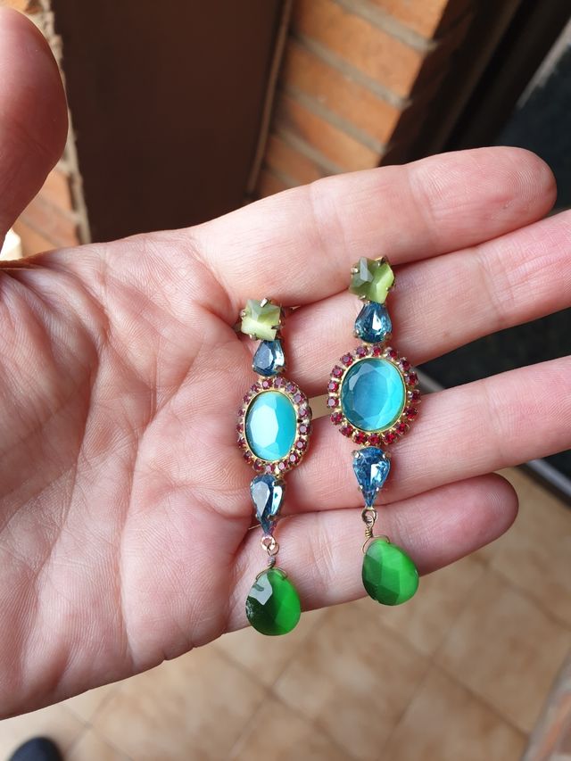 Pendientes artesanales con pedrería 