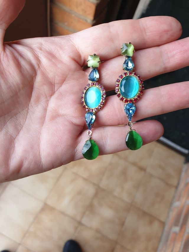 Pendientes artesanales con pedrería 
