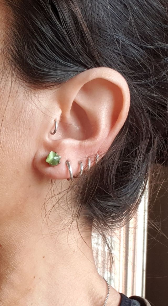 Pendientes artesanales con pedrería 