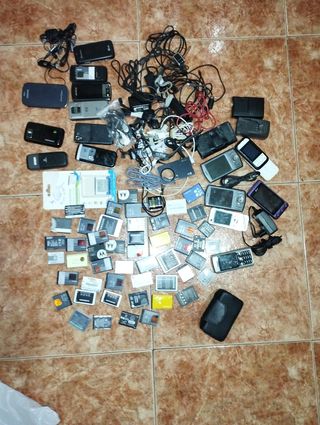 Móviles antiguos y baterías