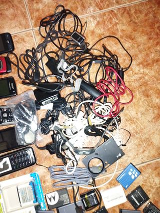 Móviles antiguos y baterías