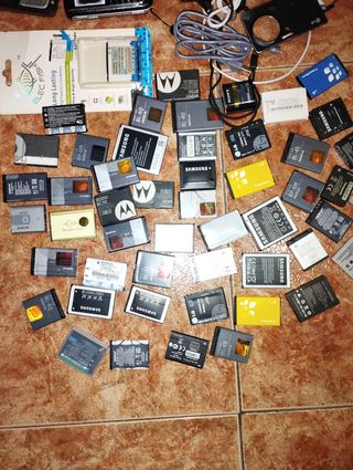 Móviles antiguos y baterías