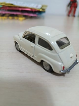 Coche Maqueta Seat 600 escala 1/43