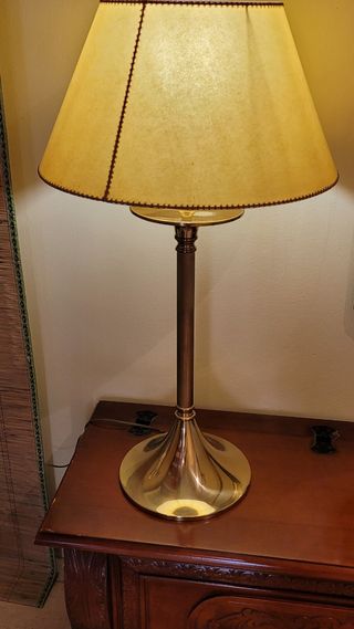 Làmpara con pantalla y pie dorado sobremesa