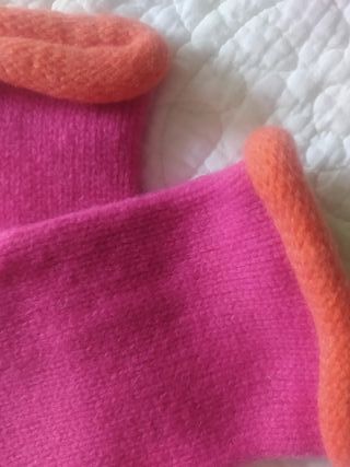Guantes lana fresa y ribete naranja