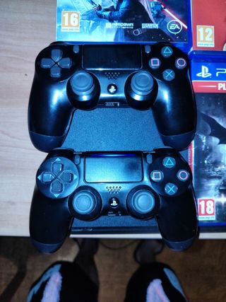 Play Station 4 Slim con 2 mandos y juegos