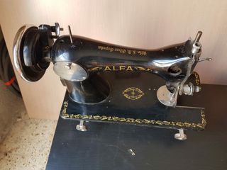 Máquina de coser Alfa negra y dorada