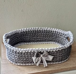 Cesto feito a mão com fundo em madeira