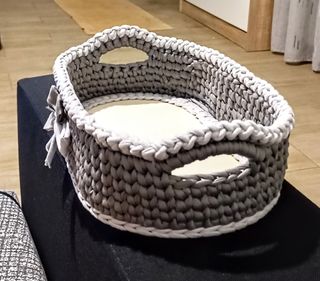 Cesto feito a mão com fundo em madeira