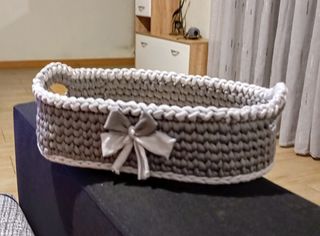 Cesto feito a mão com fundo em madeira