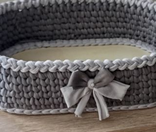 Cesto feito a mão com fundo em madeira