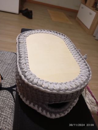 Cesto feito a mão com fundo em madeira