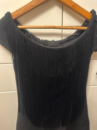 Vestido negro flecos