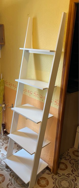 Estanteria mural escalera