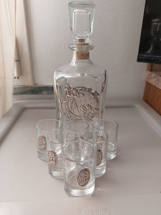 Bottiglia da liquore con bicchieri