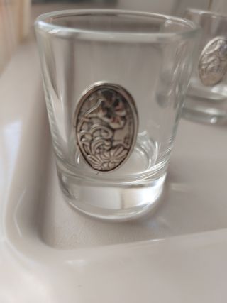 Bottiglia da liquore con bicchieri