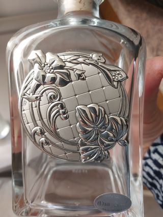 Bottiglia da liquore con bicchieri