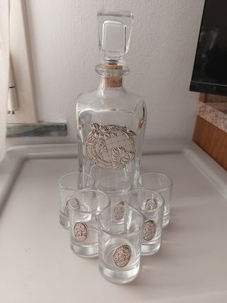 Bottiglia da liquore con bicchieri