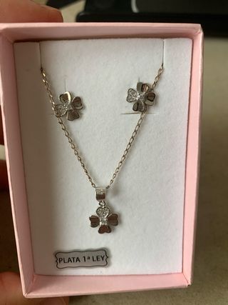 Pendientes y collar de plata con forma de trébol