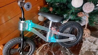 Bicicleta sin pedales . Lleva luces