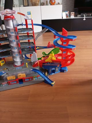 Torre de coches con ascensor