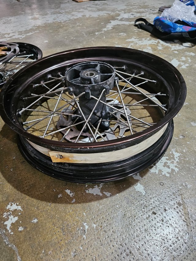 Llantas 18" de radios cafe racer o sm UNIDAD