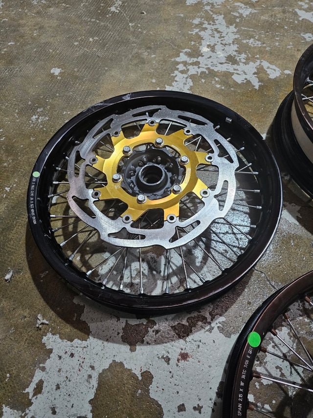 Llantas 18" de radios cafe racer o sm UNIDAD